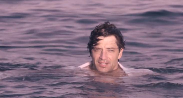 Δείτε το νέο video clip του Σάκη Ρουβά - "Μια χαρά να περνάς"