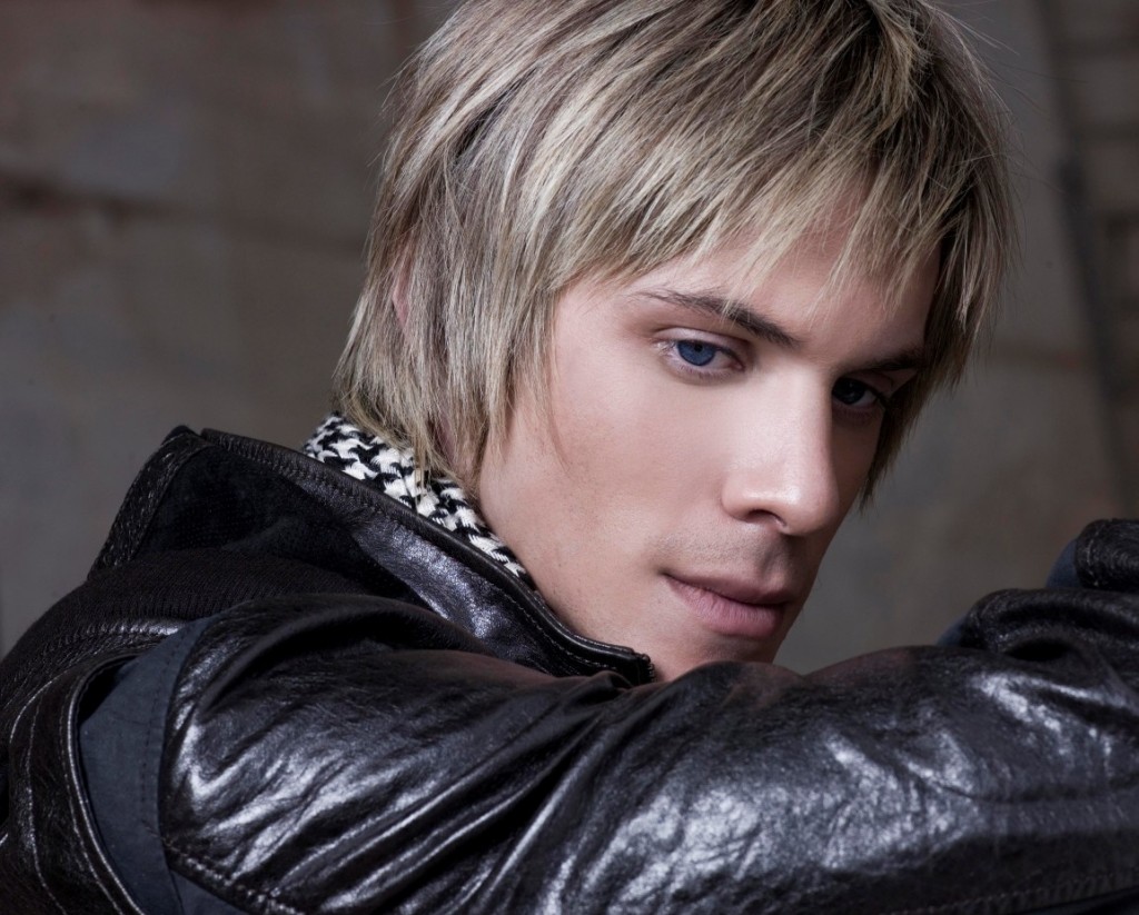 Νίκος Οικονομόπουλος Ξανθός - 5 Έλληνες καλλιτέχνες που παραδόθηκαν στη μόδα του ξανθού! 