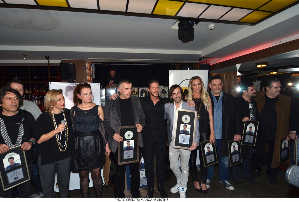 Ο Νίκος Οικονομόπουλος πολυπλατινένιος "Για χίλιους λόγους"!