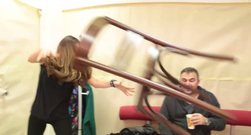 Πολλά Νεύρα: Η Δέσποινα Βανδή τα σπάει στα καμαρίνια του Voice (Βίντεο)