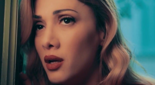 "Πλάτη" - Δείτε το νέο βίντεο κλιπ της Στέλλας Καλλή