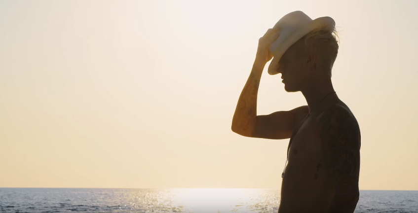 Justin Bieber: Δείτε το νέο βίντεο κλιπ του pop star γυρισμένο στη Σαντορίνη