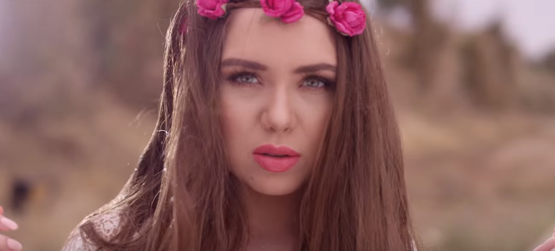 "Είναι ταξίδι" - Νέο τραγούδι & βίντεο κλιπ από τη Νικόλ Σαραβάκου | Δείτε το!