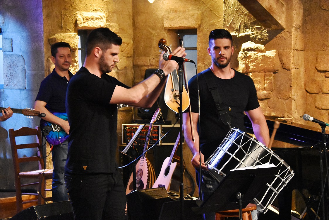 Droulias Brothers: Δείτε την εμφάνισή τους στο "Στην υγειά μας ρε παιδιά" (βίντεο)