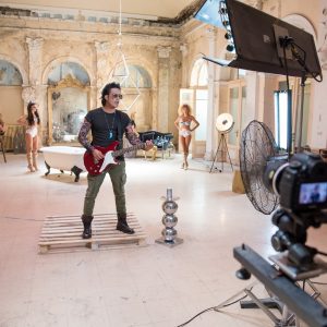 Διονύσης Σχοινάς: Δείτε backstage φωτογραφίες από τα γυρίσματα του νέου του βίντεο κλιπ