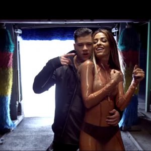 Η Φουρέιρα καταπολεμά το φθινόπωρο με καυτό μπικινί