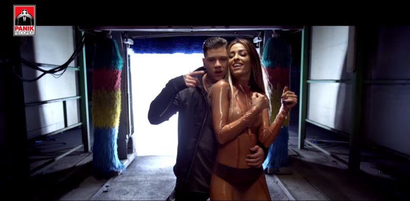 Η Φουρέιρα καταπολεμά το φθινόπωρο με καυτό μπικινί