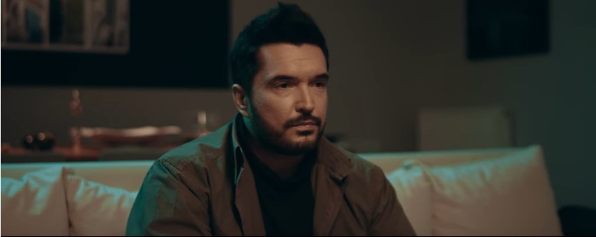 Χρήστος Ρενιέρης ό,τι βρίσκω πίνω βίντεο κλιπ