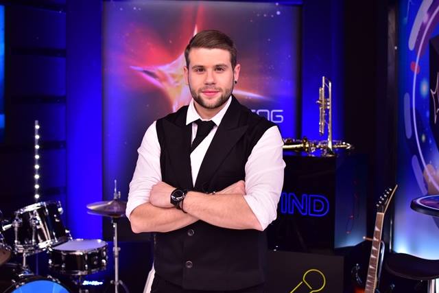 Ο Μιχάλης Καραγκούνης τραγουδά το Chandelier σε Cover Version