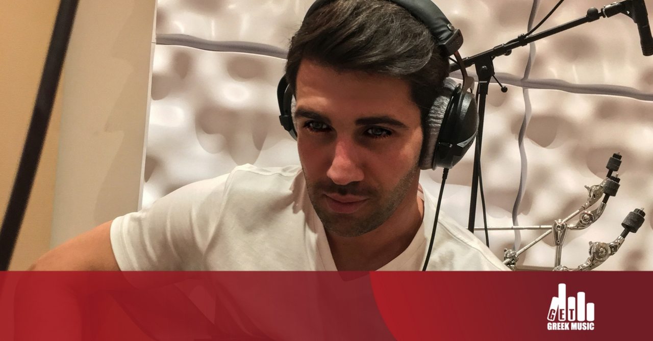 Ο Πέτρος Ιακωβίδης τραγουδάει Οικονομόπουλο