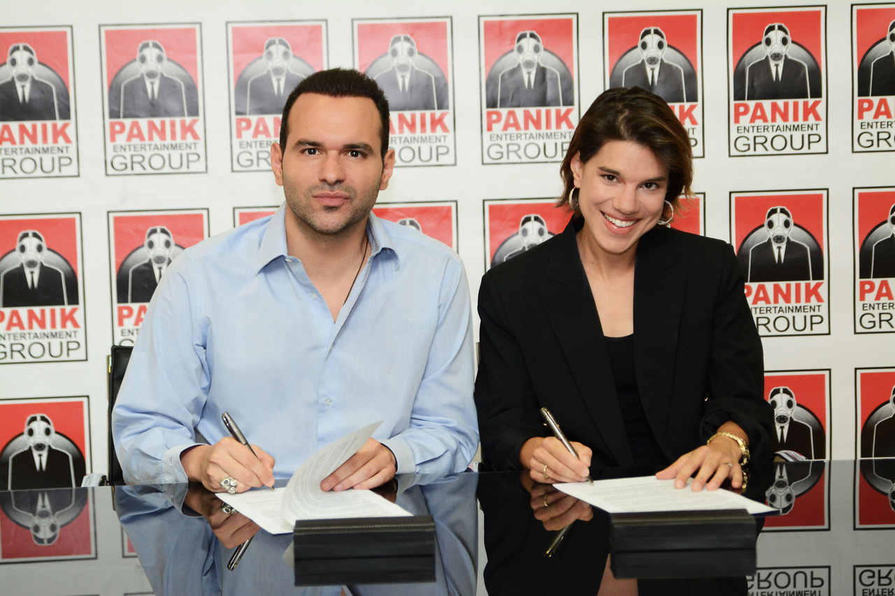 Η Mόνικα στην οικογένεια της Panik Oxygen