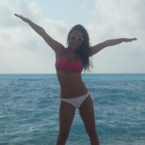 Η Ελεάνα Παπαϊωάννου με καυτό μπικίνι (3)