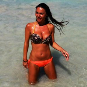 Η Ελεάνα Παπαϊωάννου με καυτό μπικίνι (6)