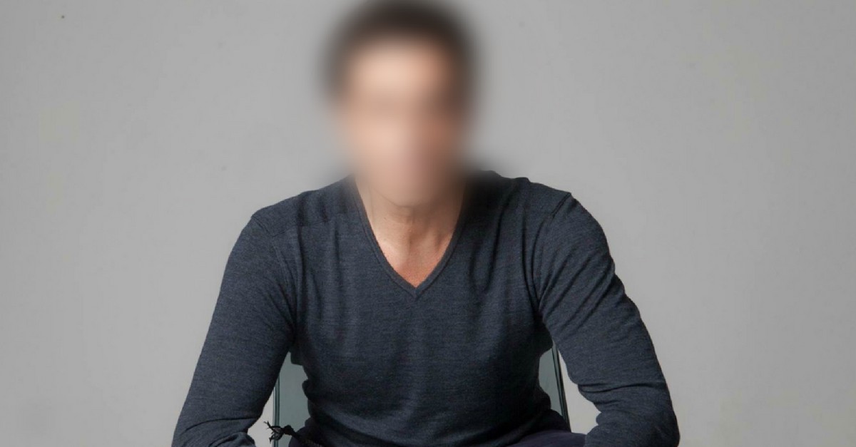 πασίγνωστος τραγουδιστής είναι υιοθετημένος