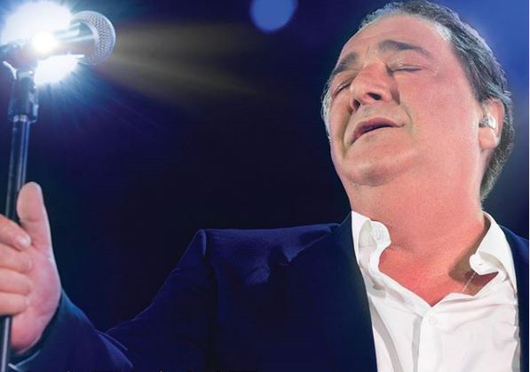 Ο Βασίλης Καρράς τραγουδά