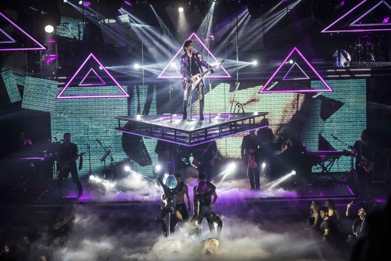 Ο Γιώργος Μαζωνάκης εμφανίστηκε στην σκηνή ως Prince