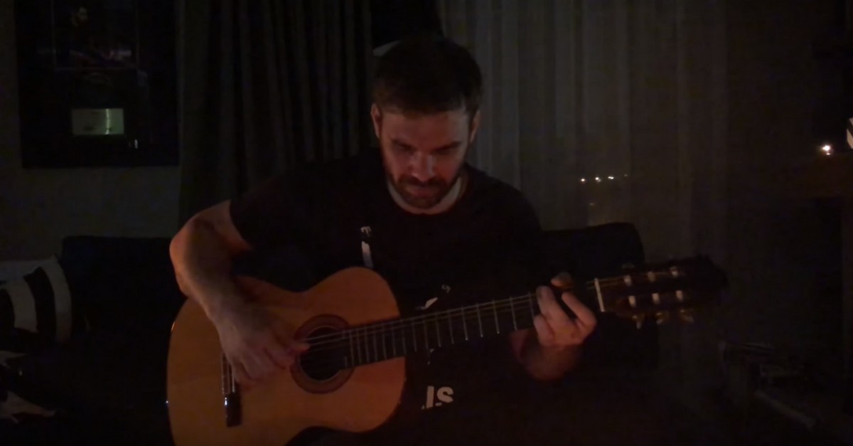 Ο Γιώργος Σαμπάνης σε ένα medley