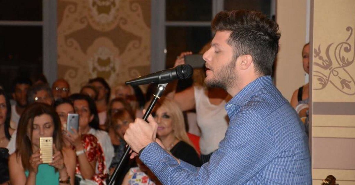 Τραγούδια του Μάνου Χατζιδάκι ερμήνευσε ο Λούκας Γιώρκας