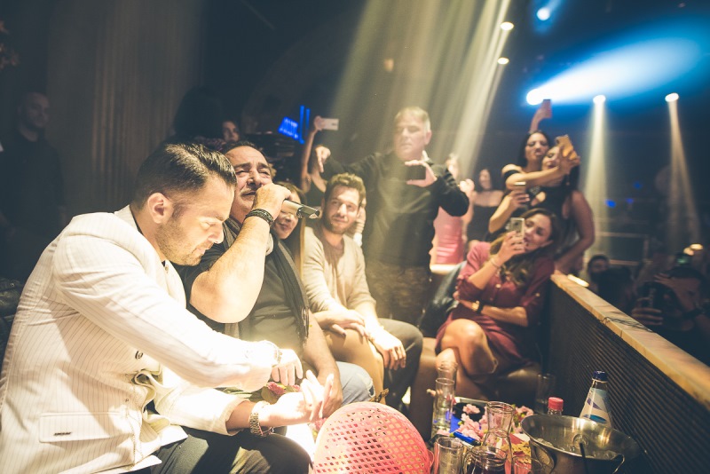 Ο Βασίλης Καρράς διασκέδασε στον Ηλία Βρεττό