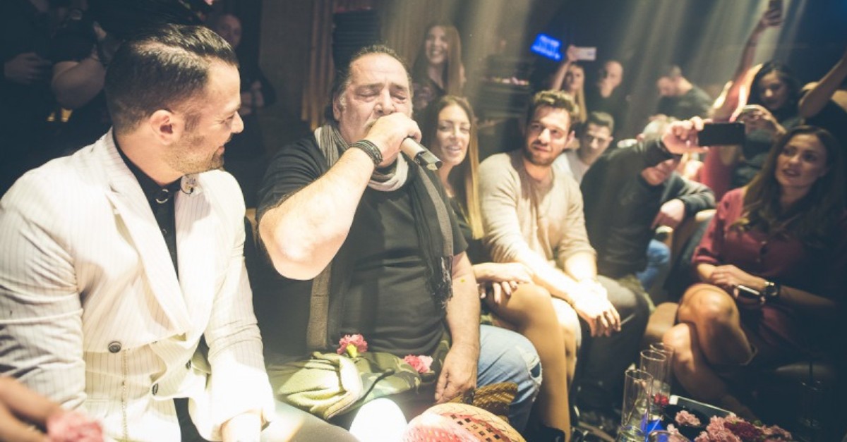 Ο Βασίλης Καρράς διασκέδασε στον Ηλία Βρεττό